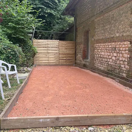 La Cour De Flaubert Le Héron